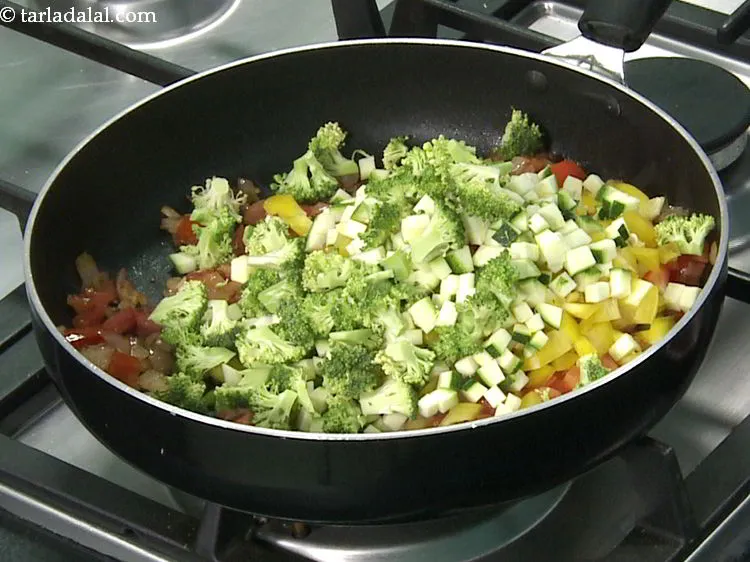 स्टेप 19 – छोटे ब्रोकोली के फूल डालें। इसके अलावा, आप फूलगोभी के …