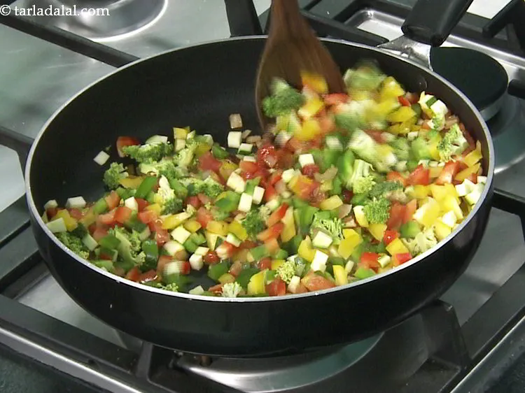 स्टेप 20 – अच्छी तरह मिला लें और मध्यम आँच पर बीच-बीच में …