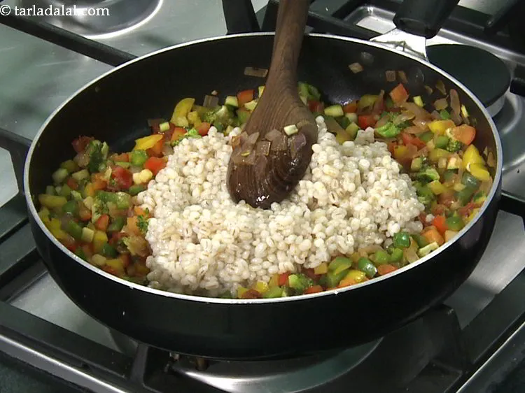 स्टेप 21 – पकाया हुआ जौ डालें।