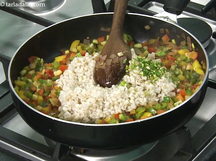 स्टेप 22 – मसाले के लिए हरी मिर्च डालें।