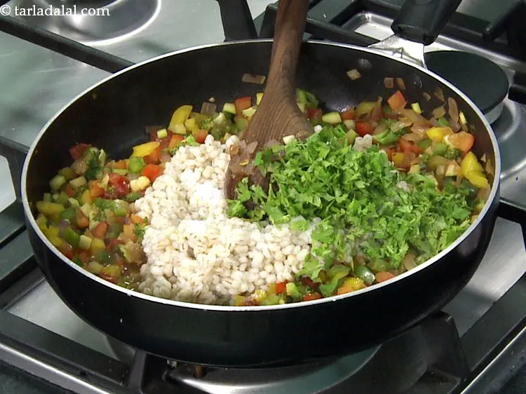 स्टेप 24 – धनिया डालें।