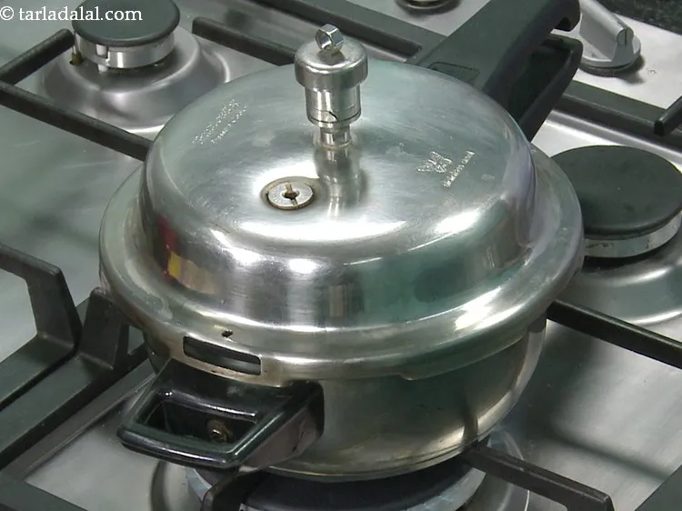 स्टेप 8 – ढक्कन बंद करें और २ सीटी के लिए प्रेशर कुक …