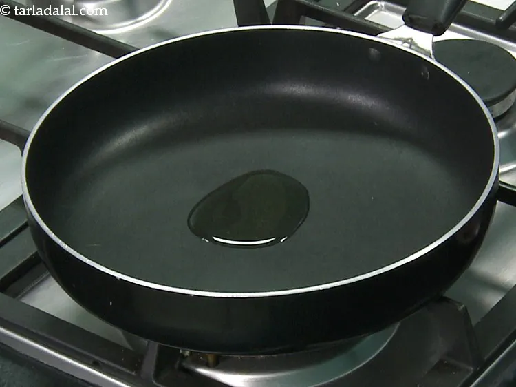 स्टेप 9 – <strong>स्वस्थ जौ की खिचड़ी</strong> को तड़का लगाने के लिए, एक …