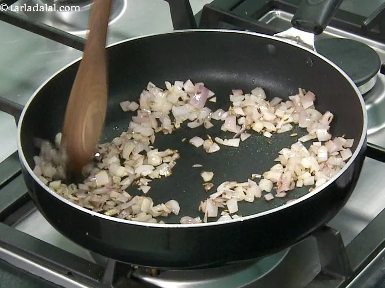 स्टेप 12 – मध्यम आंच पर १ से २ मिनट तक या पारदर्शी …