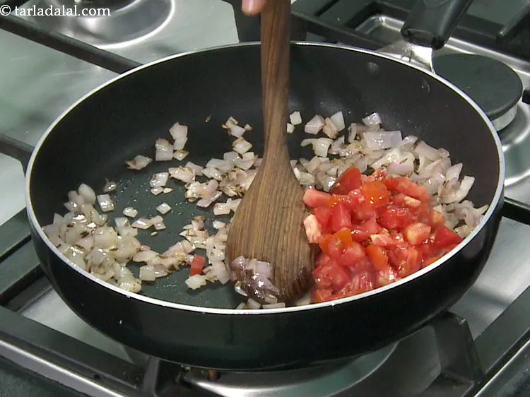 स्टेप 13 – टमाटर डालें।