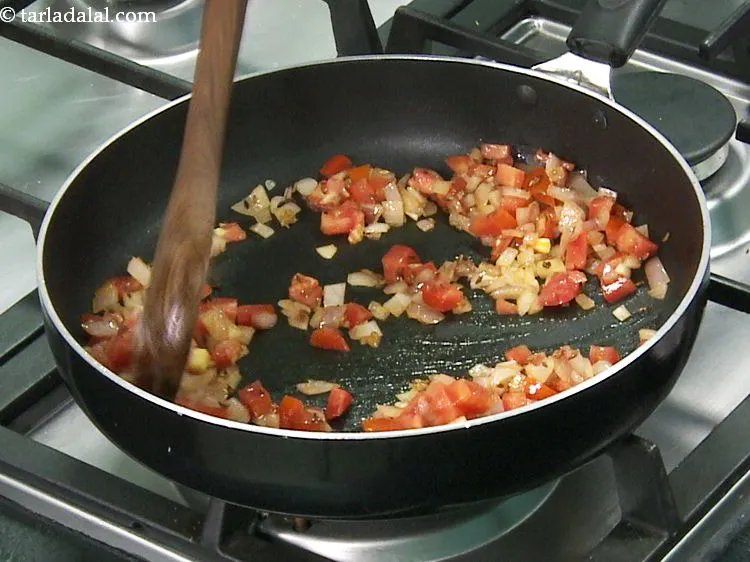 स्टेप 14 – अच्छी तरह मिला लें और मध्यम आँच पर बीच-बीच में …