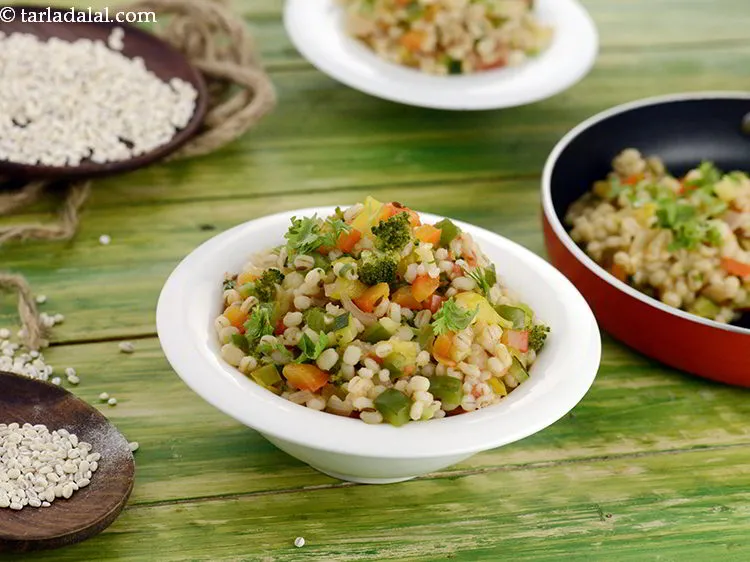 स्टेप 26 – <strong>बार्ली सब्जी खिचड़ी</strong> को गरमागरम परोसें। आप इस जीवंत और …