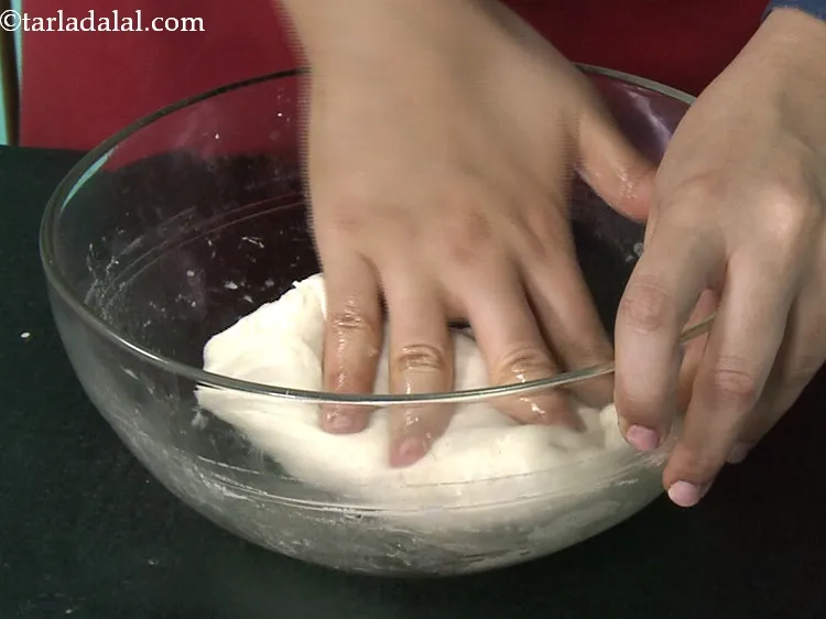 स्टेप 18 – एक मुलायम पिज्जा आटा बनाने के लिए फिर से <strong>घर …