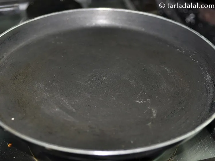 स्टेप 13 – एक नॉन स्टिक तवा को मध्यम आंच पर गरम करें।