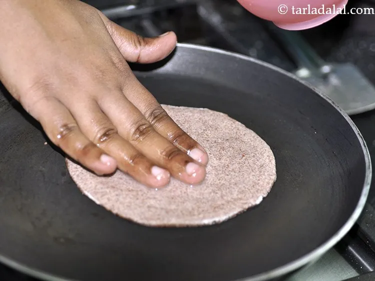 स्टेप 15 – पानी को एक तरफ इतना ही लगाएं कि वह ठीक …