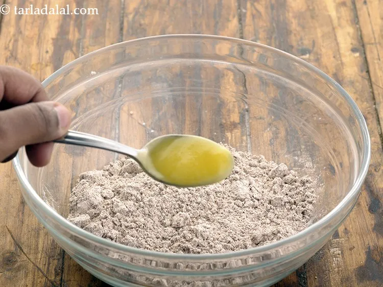 स्टेप 5 – १/२ टेबल-स्पून घी डालें। रागी का आटा ग्लूटेन फ्री होता …