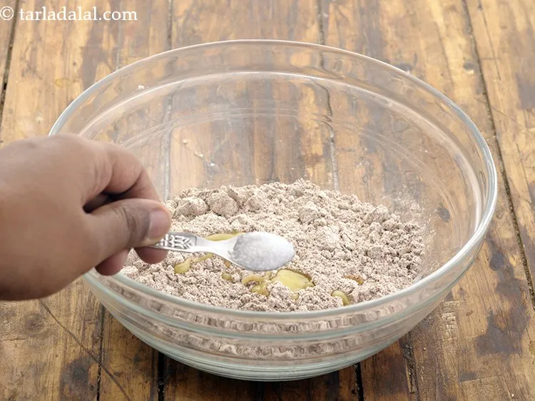 स्टेप 6 – स्वादानुसार नमक डालें।