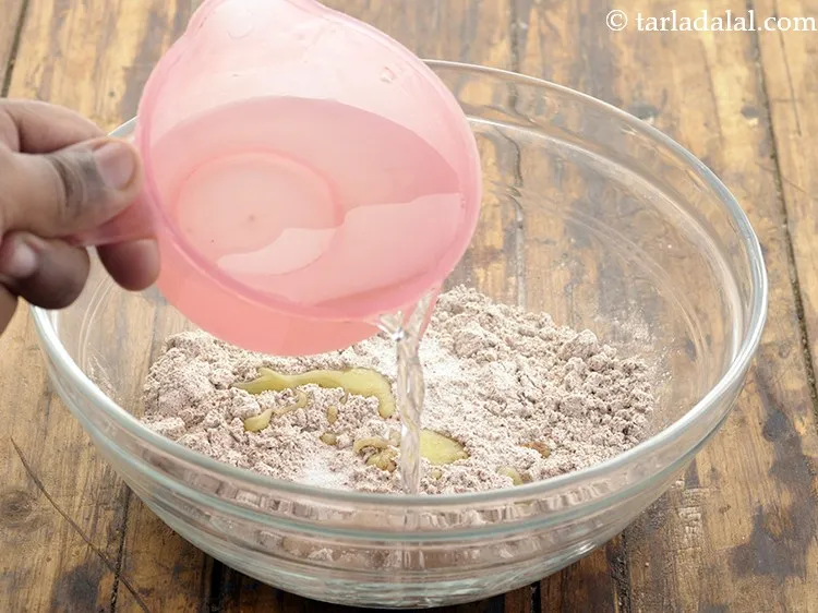 स्टेप 7 – गूंदने के लिए गरम पानी डालें। गूंदने के लिए गरम …