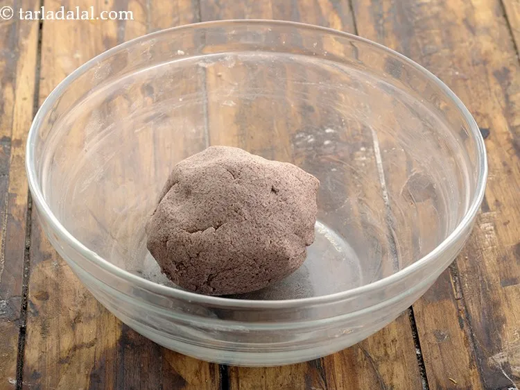 स्टेप 8 – गरम पानी का उपयोग करके नरम आटा गूंथ लें।