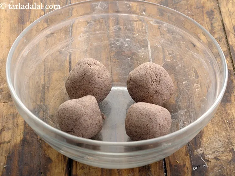 स्टेप 9 – आटे को ४ बराबर भागों में बाँट लें।