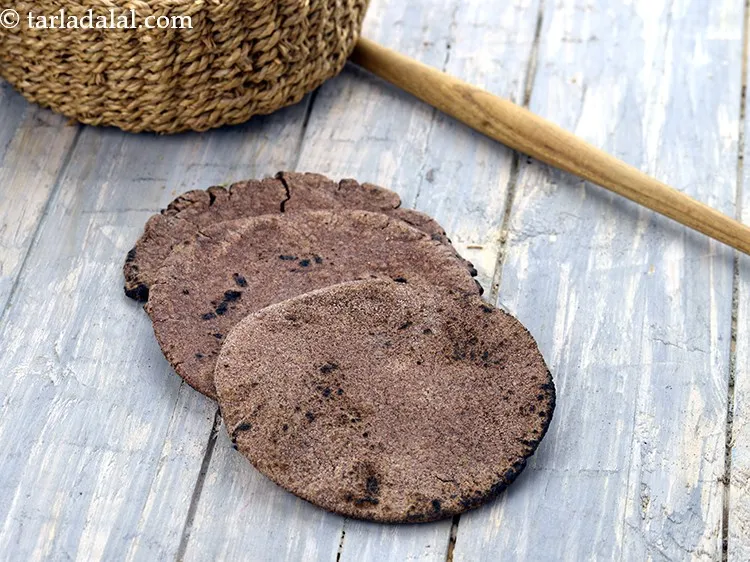 Step 3 – See <a href="https://www.tarladalal.com/plain-ragi-roti-plain-nachni-roti-41164r">how to make&nbsp;<meta charset="UTF-8" />plain ragi roti recipe</a>&nbsp;|&nbsp;soft ragi roti&nbsp;|plain nachni roti&nbsp;|&nbsp;gluten-free nachni …