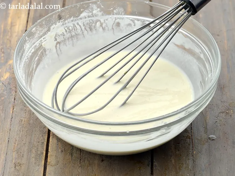 स्टेप 6 – एक व्हिस्क का उपयोग करके अच्छी तरह से मिलाएं। घोल …