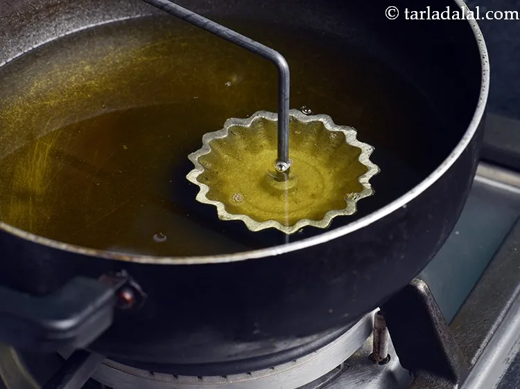 स्टेप 8 – गरम तेल में मोल्ड को डुबोएं और इसे २ से …