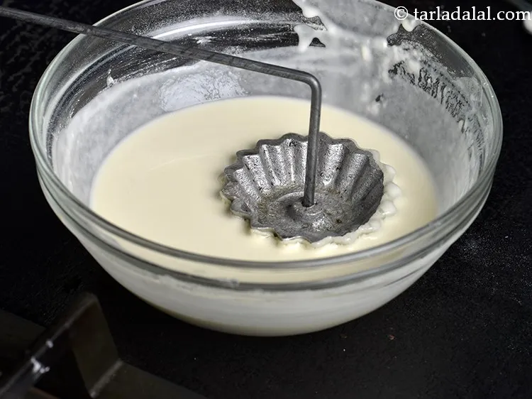 स्टेप 9 – गरम तेल से <strong>टार्ट मोल्ड</strong> को निकालें और मोल्ड को …