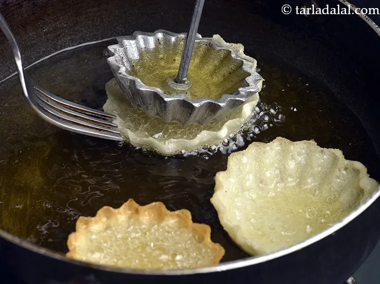 स्टेप 10 – मोल्ड को फिर से गरम तेल में डुबोएं और जैसे …