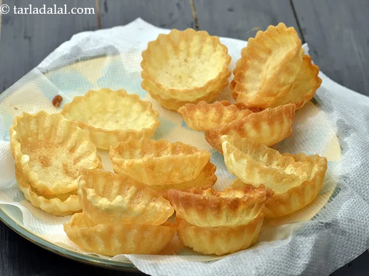 स्टेप 12 – एक टिशू पेपर पर <strong>फ्राइड टार्ट</strong> को निकाल लें।