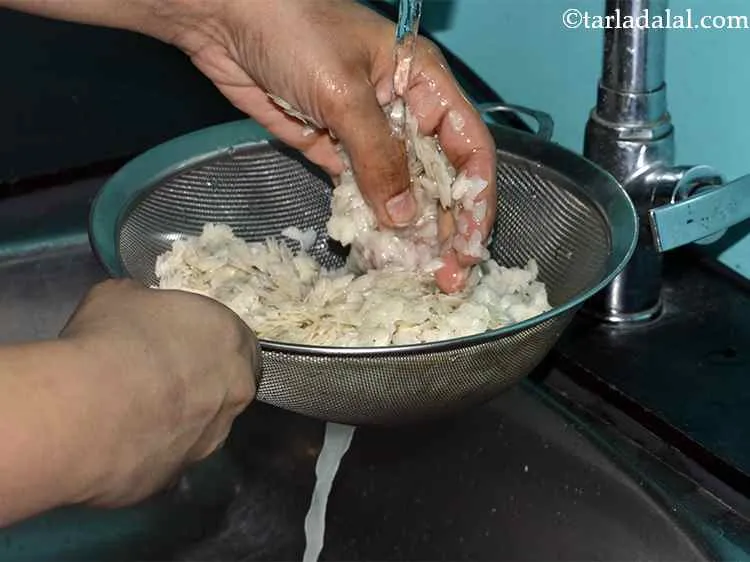 स्टेप 8 – इस बीच, मोटा पोहा को एक छलनी में रखें और …