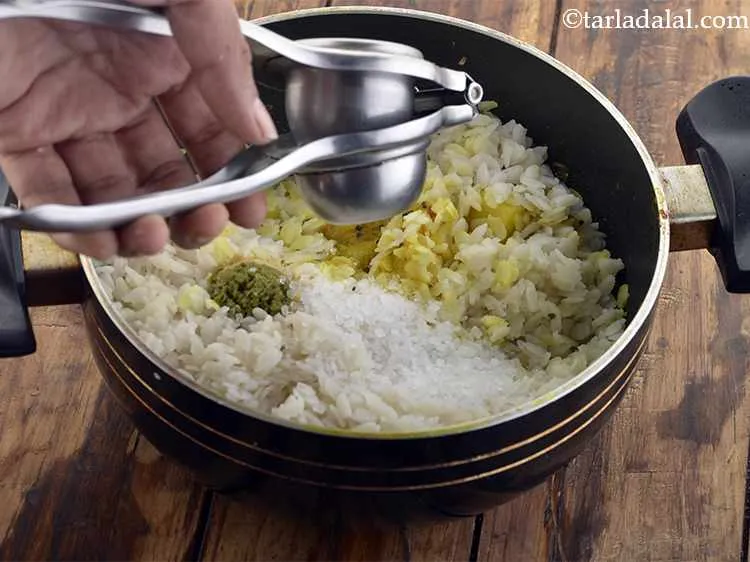 स्टेप 13 – नींबू का रस डालें।