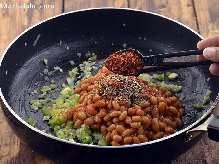 Step 10 – Add chilli flakes to spice up the topping of the<strong>&nbsp;Beans on toast</strong>.
