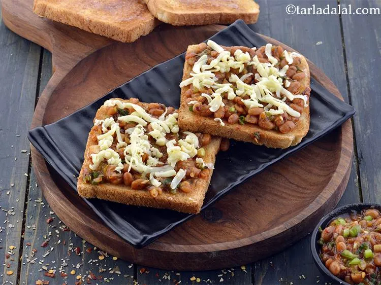 Step 24 – Serve the&nbsp;<strong>beans on toast | Indian style baked beans on toast |</strong>&nbsp;immediately while its hot …