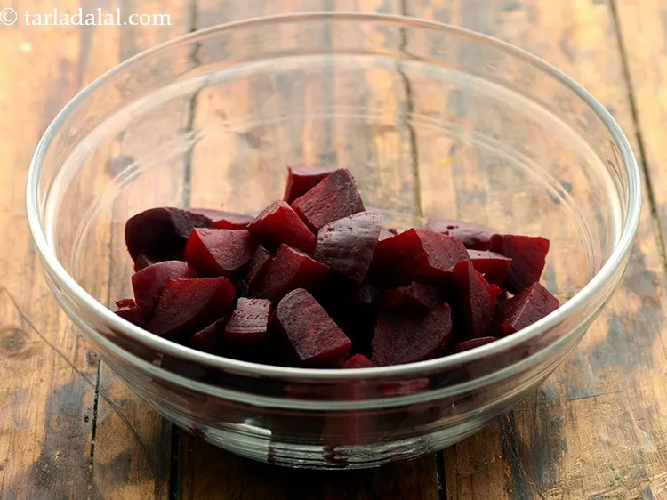 स्टेप 7 – <strong>हेल्दी स्प्राउट का सलाद</strong> बनाने के लिए २ कप चुकंदर …