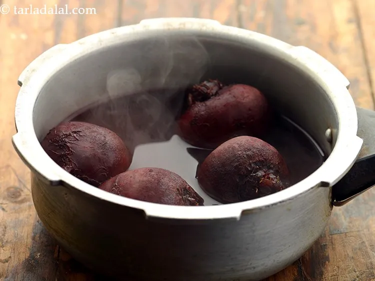 स्टेप 3 – मध्यम आंच पर ४ सीटी के लिए ढक्कन बंद करके …