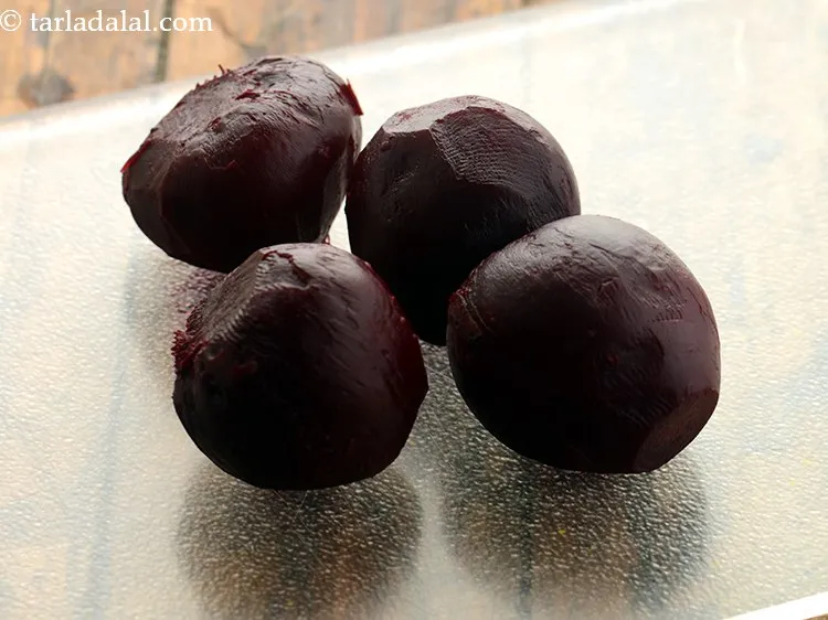 स्टेप 5 – उबले हुए चुकंदर को छील लें, जब वे गरम हैं …