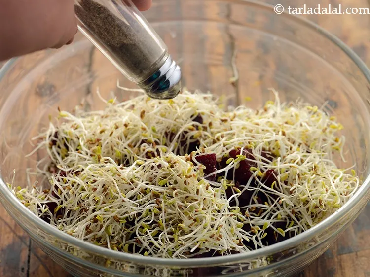 स्टेप 10 – इसमें स्वादानुसार नमक और काली मिर्च पाउडर डालें।