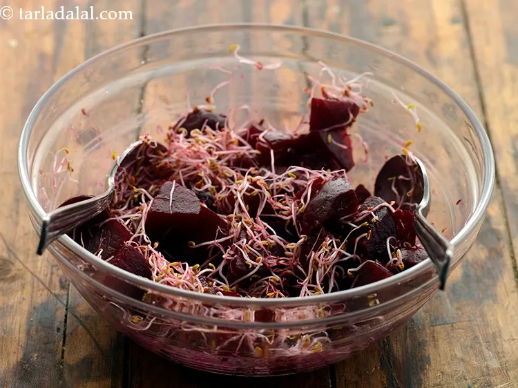 स्टेप 11 – <strong>बीट और स्प्राउट के सलाद </strong>को एक बड़े चम्मच की …