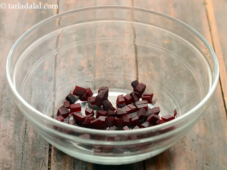 स्टेप 7 – <strong>हेल्दी चुकंदर, ककड़ी और टमाटर का रायता की रेसिपी</strong> बनाने …