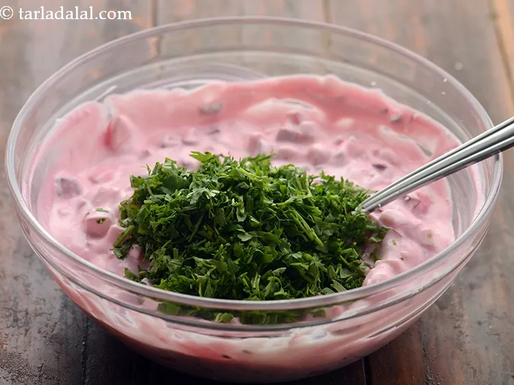 स्टेप 18 – एक भारतीय स्वाद के लिए धनिया डालें।