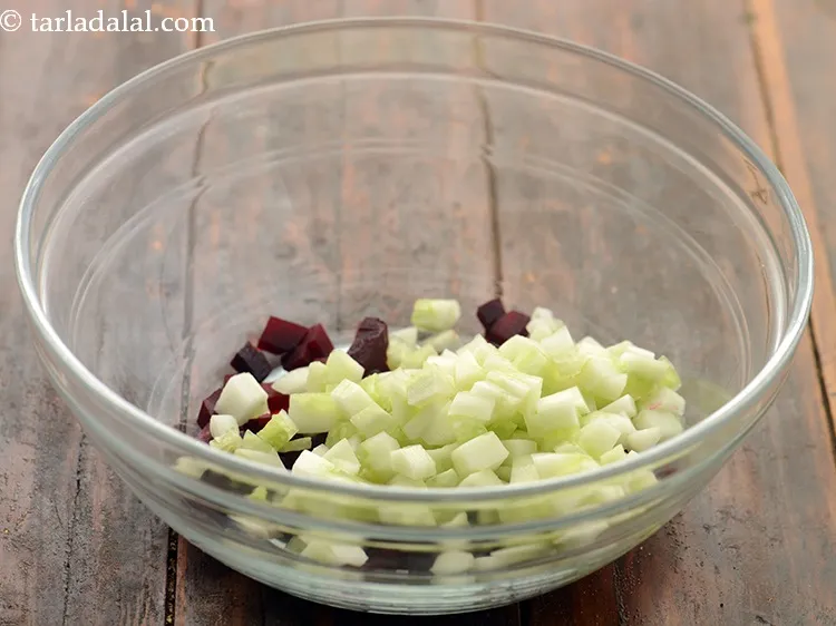 स्टेप 8 – इसमें कटी हुई ककड़ी डालें। यह सब्जी पानी से भरी …