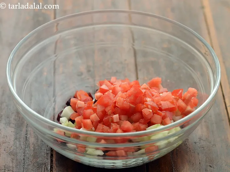 स्टेप 9 – इसमें कटे हुए टमाटर डालें। ये एंटीऑक्सिडेंट लाइकोपीन और विटामिन …