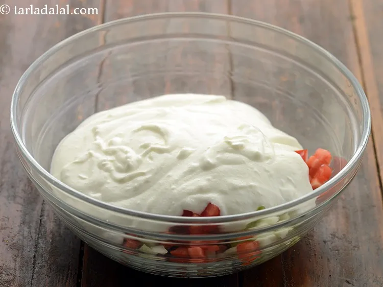 स्टेप 10 – फेंटा हुआ लो-फॅट दही डालें। आप चाहें तो फुल फैट …