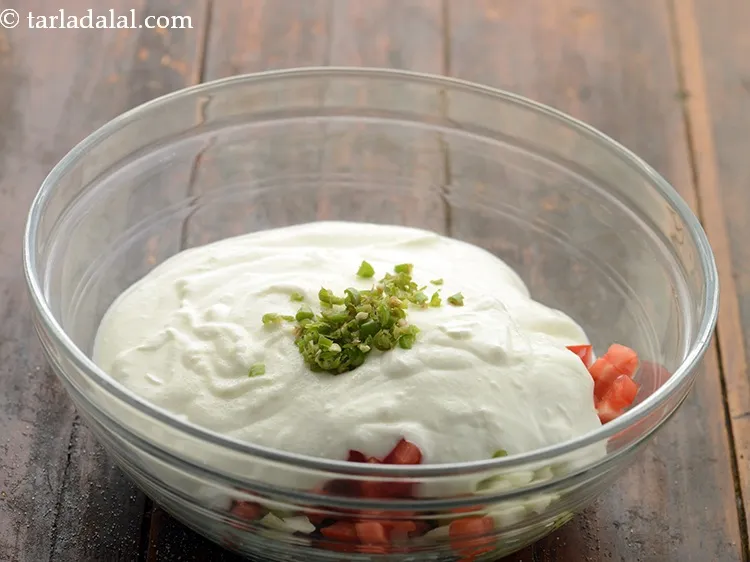 स्टेप 12 – कुछ कटी हुई हरी मिर्च डालें। आप चाहें तो हरी …