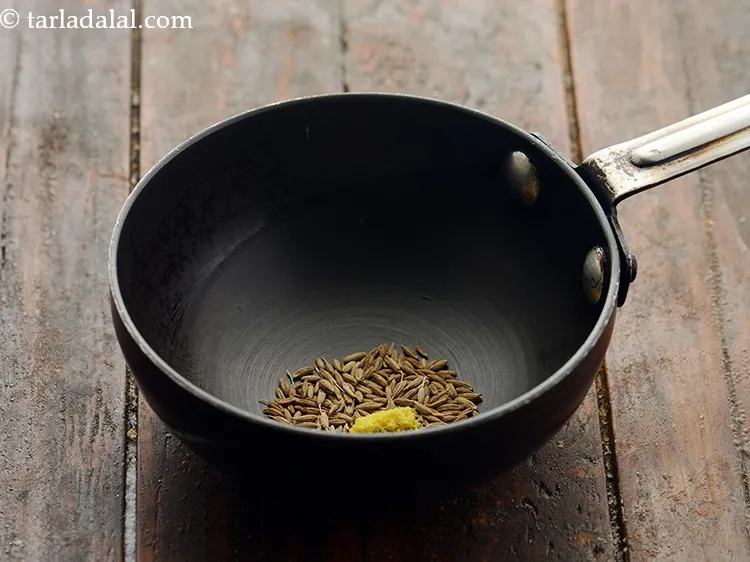 स्टेप 14 – हींग डालें और लगभग ५ सेकंड के लिए सूखा भून …