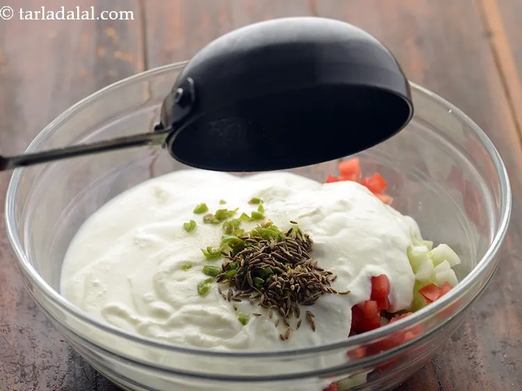 स्टेप 15 – इस मिश्रण को रायते के ऊपर डालें।