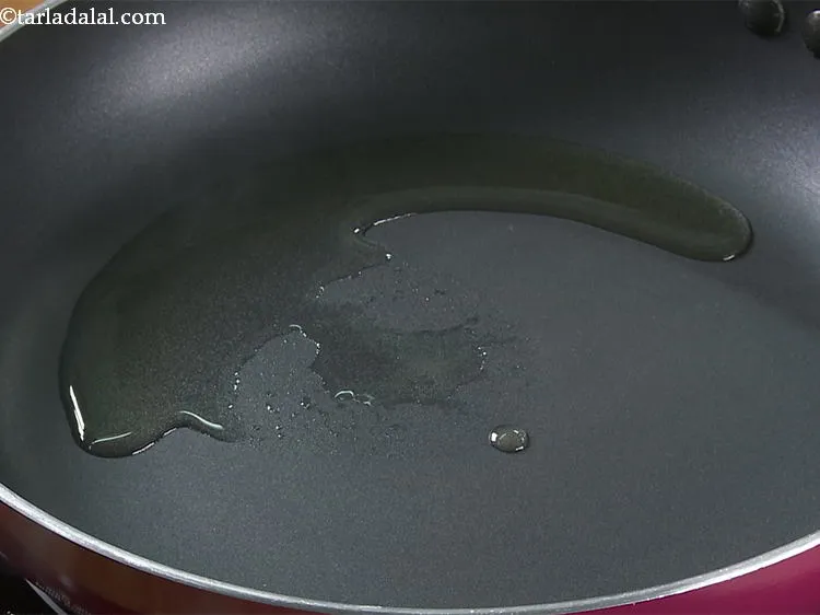 स्टेप 1 – <strong>बीटरूट राइस</strong> बनाने के लिए, एक चौड़े नॉन-स्टिक पैन में …