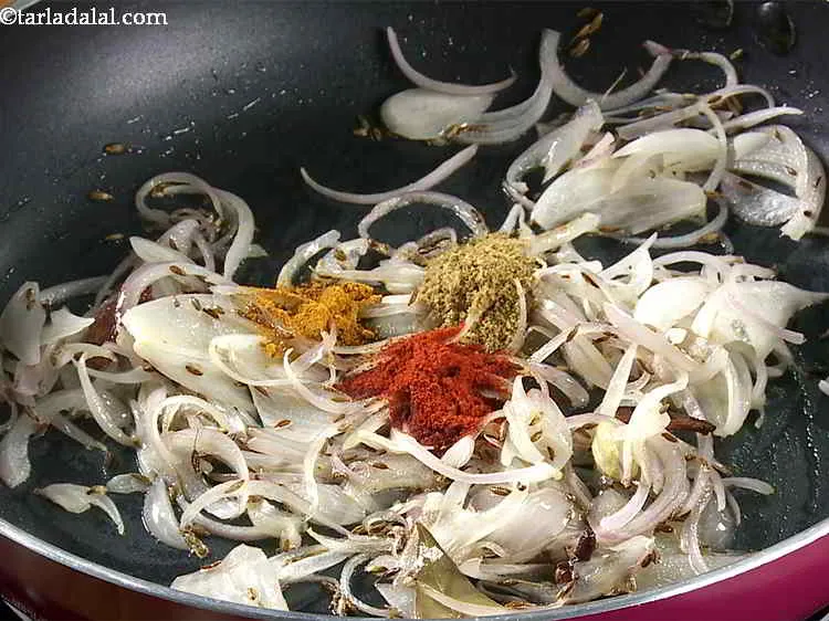 स्टेप 10 – धनिया पाउडर और जीरा पाउडर डालें।