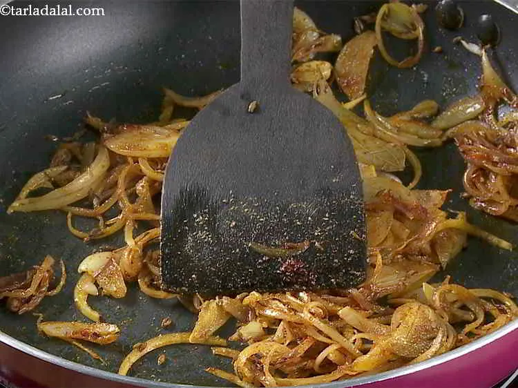 स्टेप 11 – कुछ और सेकंड के लिए मध्यम आंच पर मसाले को …
