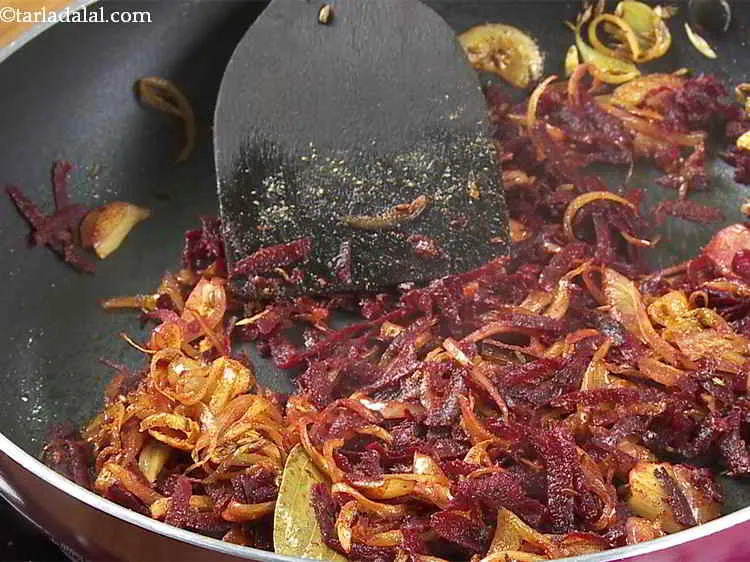 स्टेप 12 – चुकंदर डालें और मध्यम आंच पर २ मिनट के लिए …