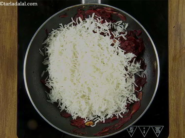 स्टेप 15 – &nbsp;पके हुए चावल डालें।