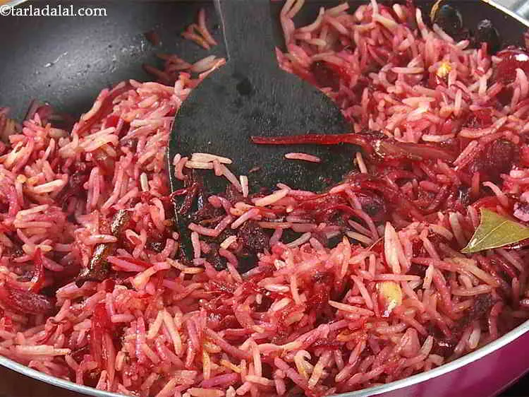 स्टेप 16 – <strong>बीटरूट चावल </strong>को अच्छी तरह मिलाएं और मध्यम आंच पर …