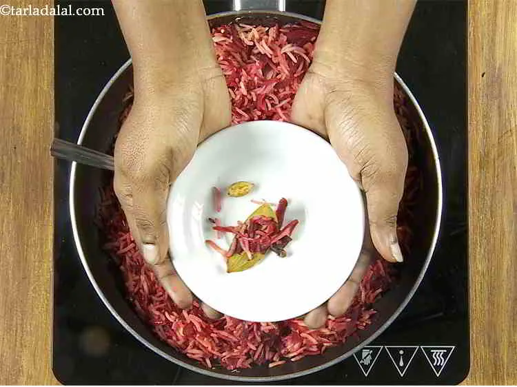 स्टेप 17 – इलायची, लौंग, दालचीनी और तेजपत्ते को निकाल दें। <strong>बीटरूट राइस</strong> …