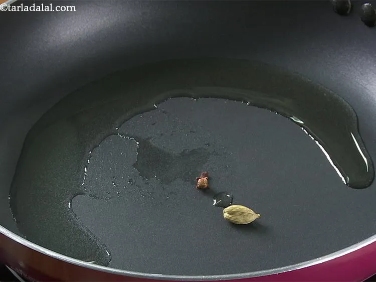 स्टेप 2 – एक बार जब घी गरम होके पिघलने लगे, तो हम …